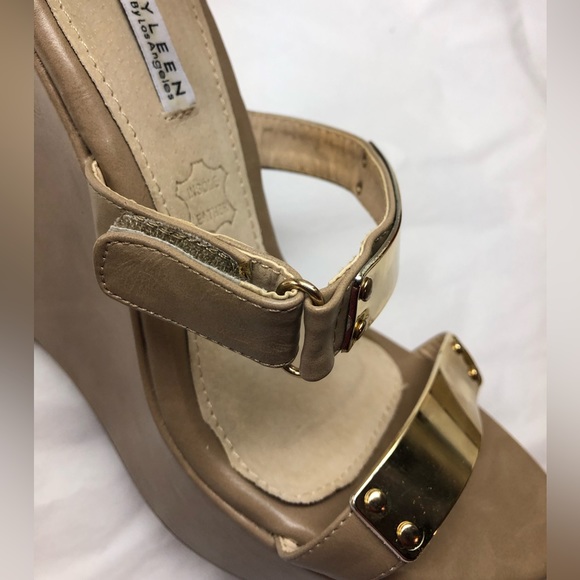 KAYLEEN By Los Angeles Women's size 10 taupe/beige with gold plates 5” Wedges - Picture 9 of 16